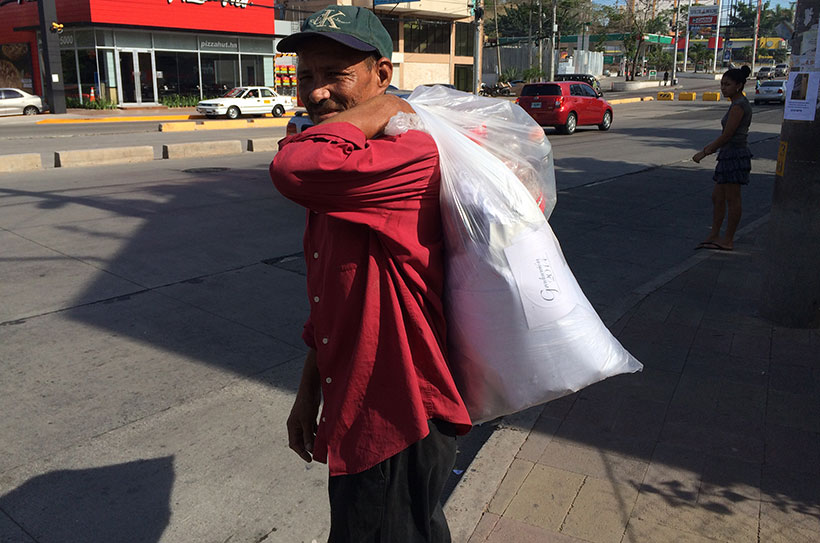 Don Félix. Así va por la vida con su bolsa de latas y botellas.