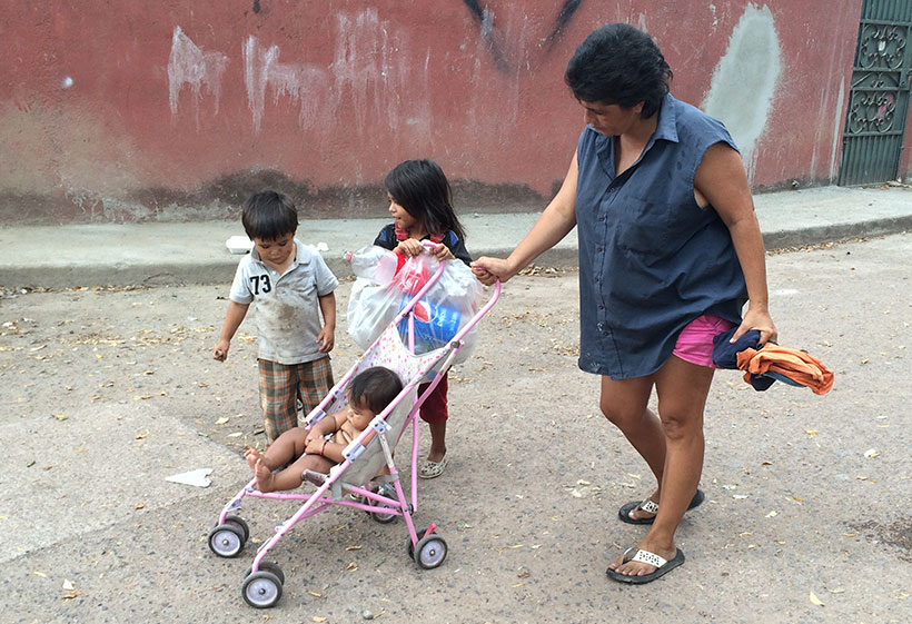 Marlen y sus hijos ganándose la vida.