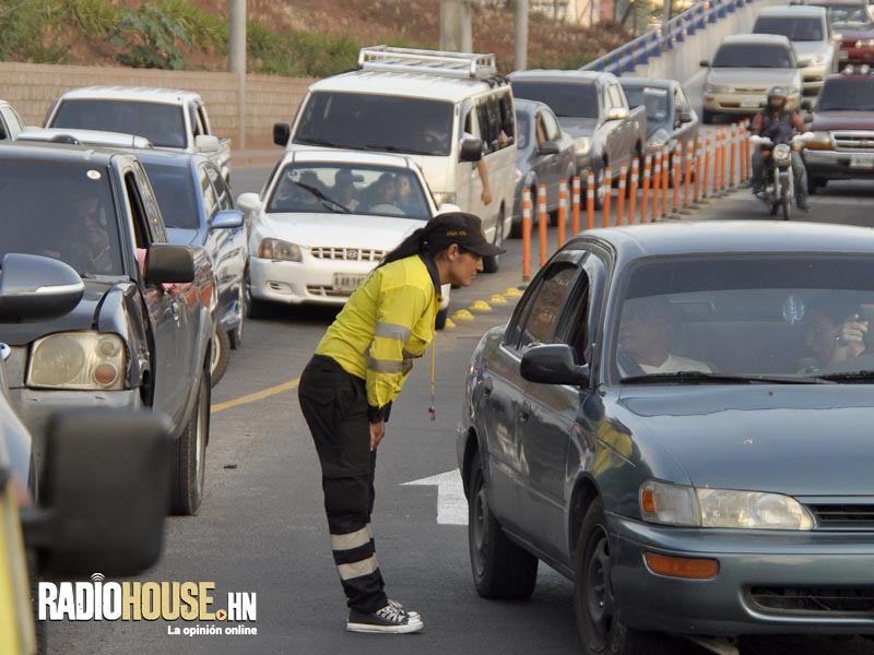 Roxana dando asistencia vial.
