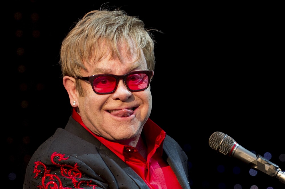 ARCHIV - Der britische Sänger und Musiker Elton John tritt zum Start seiner Tournee in Wetzlar anlässlich des Hessentages auf (Archivbild vom 01.06.2012). Z wie Zeremonie zum Schluss: Bei der Schlusszeremonie der Olympischen Spiele in London wird mit Popmusik, einem der größten britischen Exporterfolge, nochmals richtig gefeiert. Foto: Emily Wabitsch dpa (zu dpa 0250 vom 11.08.2012) +++(c) dpa - Bildfunk+++