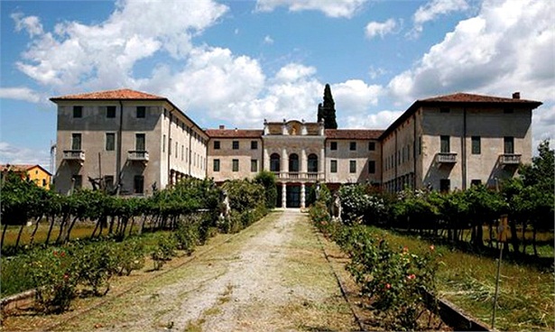 Villa Costanza in (nome del paese) in Valpolicella, near Verona, the new luxury mansion purchased by Brad Pitt and Angelina Jolie  