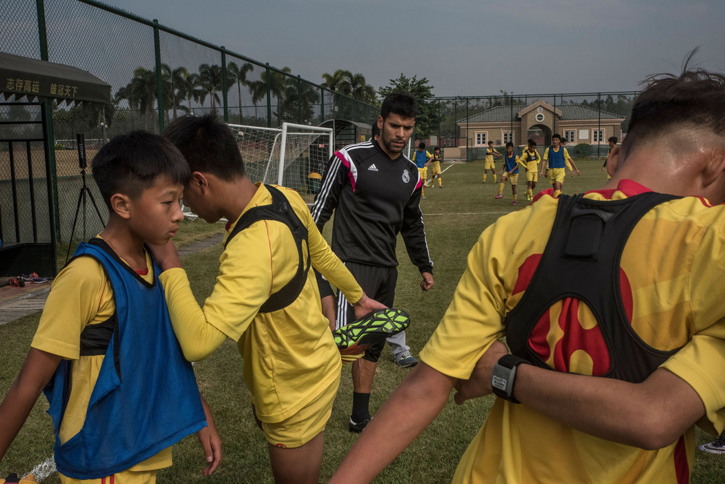 Estiramientos bajo la dirección de un entrenador español Foto: Gilles Sabrié para The New York Times
