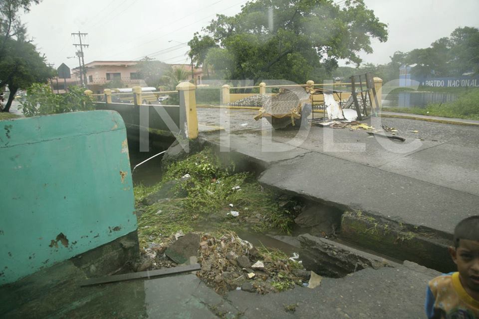 Cerrado se encuentra el puente del Estero que conduce hacia la zona viva de La Ceiba.