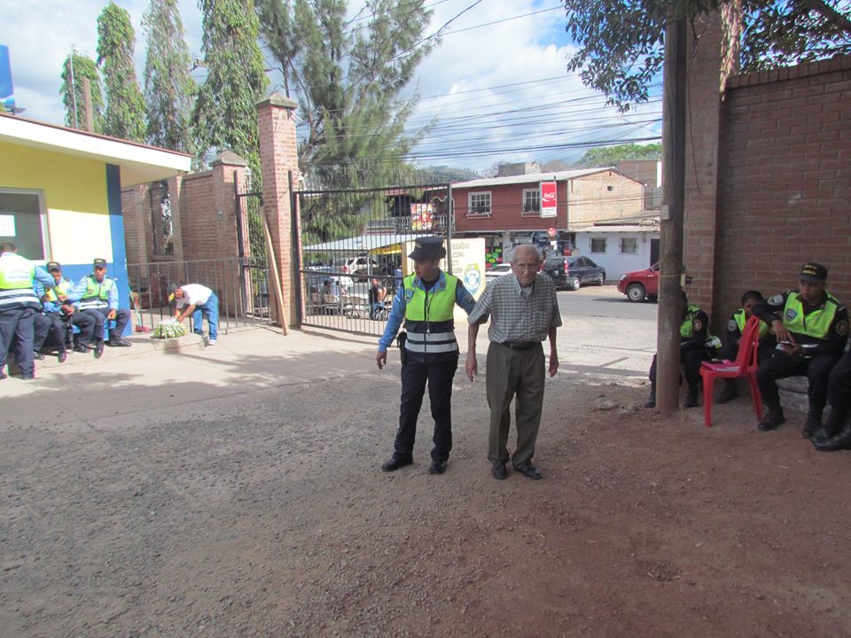 Policia Honduras abuelo perdido 2