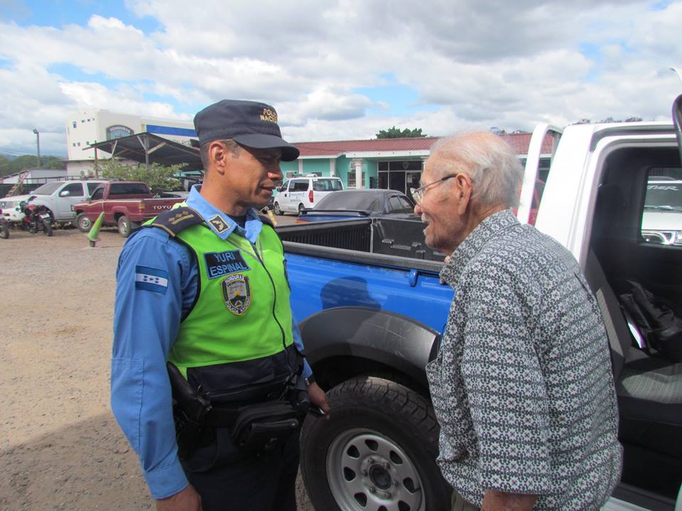Policia Honduras abuelo perdido 3