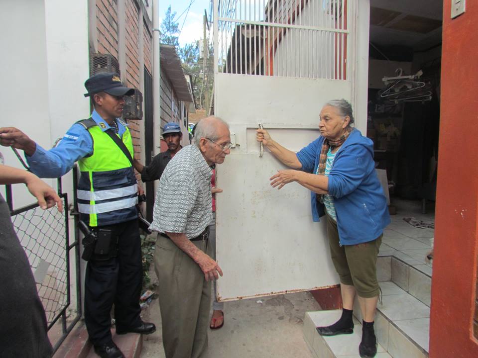 Policia Honduras abuelo perdido 5