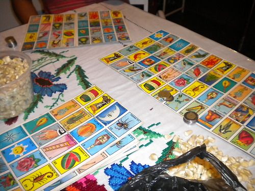 Jugando Loteria, usando frijoles con La Familia, Mexico_
