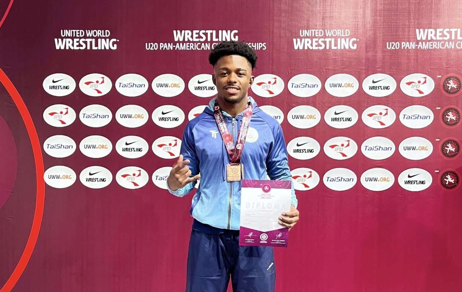 El hondureño Óscar Barrios gana medalla en campeonato de lucha ...